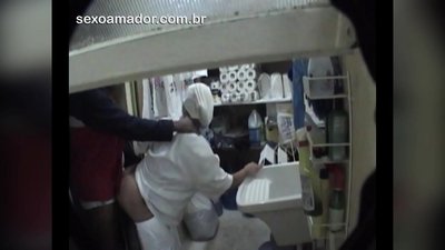 Motoboy wis jinis karo reresik lady ing restaurant antarane pangiriman