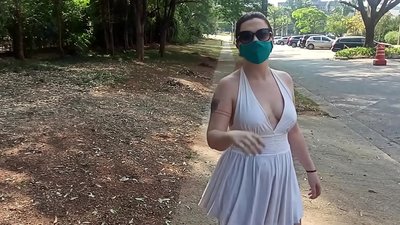 Mudho umum: bocah wadon saka Rusia nyoba njupuk sandhangane ing lurung-lurung Rio de Janeiro. Dheweke meh dicekel.