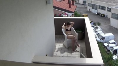 Spying ing sandi enom konco sak kamar masturbasi ing loteng