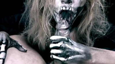 Demon girl ngisep pitik jago karo dheweke ireng tutuk lan ngulu cum.